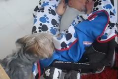 Η αφεντικίνα την έπιασε να κάνει κάτι περίεργο στο μωρό - Οταν κατάλαβε τι κάνει δεν το πίστευε... [video]