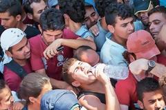 Ολιγομελείς ομάδες προσφύγων περνούν, σταδιακά, τα σύνορα προς Σκόπια - Συνωστισμός στην ουδέτερη ζώνη