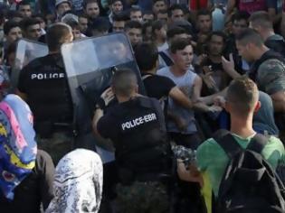 Φωτογραφία για ΤΑΡΑΧΕΣ στα Σκόπια: Γιατροί Χωρίς Σύνορα τραυματίστηκαν από χειροβομβίδες κρότου-λάμψης της αστυνομίας