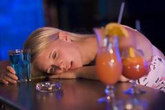 Καλοκαιρινό hangover: τι να φάτε, τι να πιείτε και τι να αποφύγετε