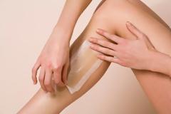 Τέσσερα tips για να μην πονάτε όταν κάνετε αποτρίχωση με κερί