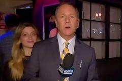 Δεν θα πιστεύετε τι κάνει αυτή η ξανθιά κοπέλα σε αυτόν τον ρεπόρτερ [video]