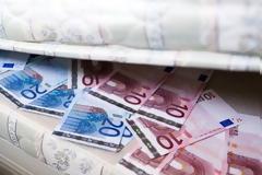 Τα στρώμματα κρύβουν πάνω από 50 δισ. ευρώ!