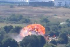 Κόβει την ανάσα - Η συγκλονιστική στιγμή που αεροσκάφος πέφτει πάνω σε αυτοκίνητα... [video]