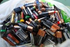 Πώς να τσεκάρετε αν μια μπαταρία είναι γεμάτη...