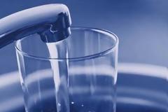 Μια κατηγορία ανθρώπων που δεν πρέπει να πίνει πολύ νερό