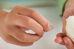 Πώς να ξεφλουδίσετε ένα αυγό σε λίγα δευτερόλεπτα...