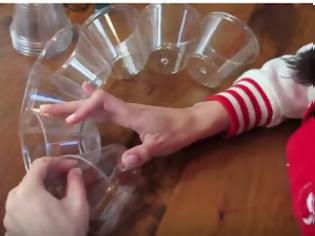 Φωτογραφία για Ένωσε με συρραπτικό πλαστικά ποτηράκια και το αποτέλεσμα είναι απλά μοναδικό... [video]
