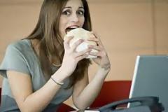 Τι να τρώτε στην δουλειά για να παίρνετε ενέργεια και να μην παχαίνετε...