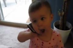 Δείτε τη μόλις 16 μηνών πιτσιρίκα που μιλάει με τον πατέρα της στο τηλέφωνο [video]