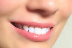 Απλό τρικ για λεύκανση των δοντιών σε 5 λεπτά...