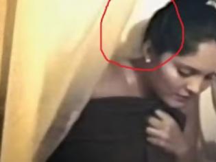 Φωτογραφία για ΠΑΓΩΣΕ με αυτό που είδε  Κατέγραφε τη γυναίκα του στο μπάνιο και ξαφνικά… [video]
