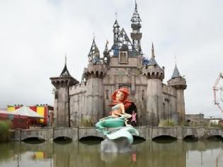 Φωτογραφία για Ο καλλιτέχνης Banksy αποφάσισε να φτιάξει την Disneyland...από την ανάποδη! [video]