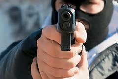 Πάτρα: Αναστάτωση τα ξημερώματα στο Achaia Beach με ένοπλο κουκουλοφόρο