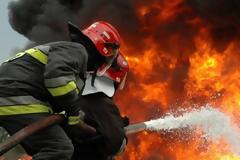 Μάχη με τις φλόγες δίνουν οι πυροσβέστες στην επαρχία Πάφου