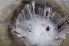 Κανείς δεν ήξερε πως αυτή η Τρύπα θα μπορούσε να καταπιεί μια ολόκληρη λίμνη - Τώρα το φαινόμενο εκπλήσσει ολόκληρο τον κόσμο [video]