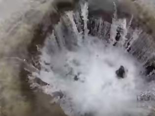 Φωτογραφία για Κανείς δεν ήξερε πως αυτή η Τρύπα θα μπορούσε να καταπιεί μια ολόκληρη λίμνη - Τώρα το φαινόμενο εκπλήσσει ολόκληρο τον κόσμο [video]