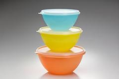 Πώς θα καθαρίσετε εύκολα τα πλαστικά τάπερ από υπολείμματα και μυρωδιές