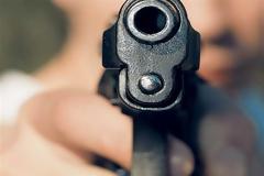 Τον πυροβόλησε 5 φορές γιατί στο πρόσωπό του «είδε» τον δολοφόνο του πατέρα του