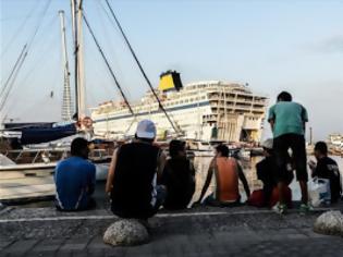 Φωτογραφία για Στον Πειραιά το “Ελ.Βενιζέλος” με 2.500 πρόσφυγες από τη Μυτιλήνη