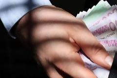 Οι εύποροι επιχειρηματίες που έχουν φεσώσει τη ΔΕΗ