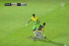 Έβγαλε τον οπαδό σηκωτό από το γήπεδο και αποβλήθηκε!