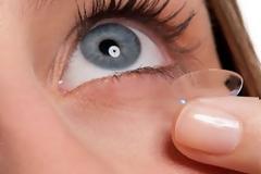 Το λάθος με τους φακούς επαφής που προκαλεί έλκη στα μάτια...