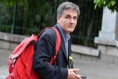 Το λες και… ξεφτίλα: Δείτε τι έκαναν Συριζαίοι στον Τσακαλώτο