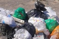 Εικόνες ντροπής στην Χρυσή – Πλημμύρισε από σκουπίδια