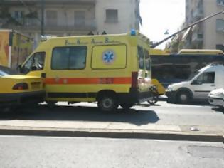 Φωτογραφία για Aσυνείδητος οδηγός στο κέντρο της Αθήνας τραυμάτισε σοβαρά δυο επιβαίνοντες σε μηχανή και τράπηκε σε φυγή [photos]