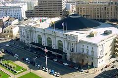 Για την παρουσίαση του iphone 6S η Apple επέλεξε ένα τεράστιο κλασικό κτίριο