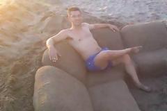 Έφτιαξε το ...σαλόνι του σε παραλία της Ηλείας