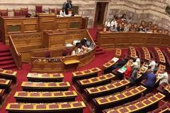 Τα καπρίτσια της Ζωής - Ολομέλεια με...15 βουλευτές [photos]