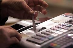 Νέα κρούσματα φοροδιαφυγής: Ταβέρνα στη Λακωνία λειτουργούσε 14 χρόνια με αδήλωτη ταμειακή μηχανή - Επιχειρηματίες στη Μύκονο προπηλάκισαν εφοριακούς!