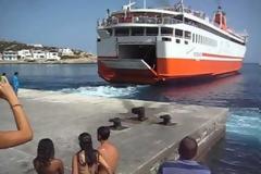 Δείτε πως αποχαιρετά ο καπετάνιος του “Αδαμάντιος Κοραής” τους κατοίκους και τους παραθεριστές στη Σίκινο [video]