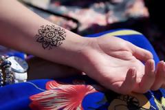 Ο σοβαρός κίνδυνος που κρύβουν τα καλοκαιρινά τατουάζ χένα