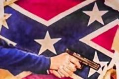 Ρατσιστής αστυνομικός σημαδεύει με πιστόλι στο κεφάλι μαύρο παιδάκι