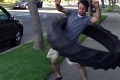 Τι κάνει ο τύπος; Χούλα χουπ με λάστιχο από τρακτέρ! [video]