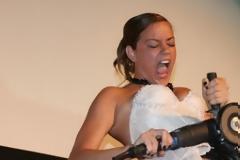 Νύφη που βγάζει τη ζώνη αγνότητας, ζήτησε από το ίντερνετ να της περάσουν τη φωτογραφία από photoshop…