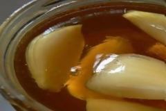 Δεν φαντάζεστε γιατί βάζει σκόρδο μέσα στο μέλι… Θα το κάνετε και εσείς