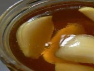 Φωτογραφία για Δεν φαντάζεστε γιατί βάζει σκόρδο μέσα στο μέλι… Θα το κάνετε και εσείς