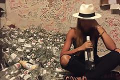 Πασίγνωστο μοντέλο τα... πίνει άγρια στη Σϊφνο τώρα [photo]