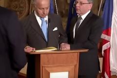 ΠΑΝΙΚΟΣ με τον Γάλλο ΥΠΕΞ που παραλίγο να καταρρεύσει μπροσταστις κάμερες  [video]