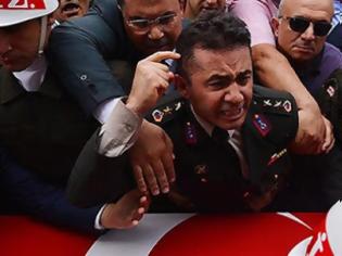 Φωτογραφία για Τούρκος αντισυνταγματάρχης ξέσπασε στην κηδεία του αδελφού του κατά του Ερντογάν