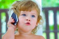 Γιατί περπατάμε μέσα στο σπίτι, όταν μιλάμε στο τηλέφωνο;