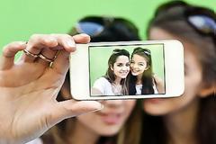 Οι πολλές selfie κάνουν κακό στην υγεία και όχι μόνο