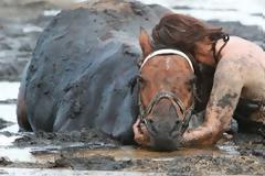 Ήταν απελπισμένη, το άλογό της πνιγόταν... Αυτό που έκανε όμως ήταν εκπληκτικό
