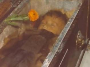 Φωτογραφία για Αυτό το μικρό κοριτσάκι είναι νεκρό εδώ και 95 χρόνια - Όταν ξαφνικα άνοιξε τα μάτια της [photos]
