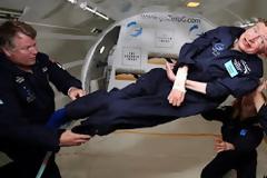 Ο ΧΟΚΙΝΓΚ ΕΠΙΒΕΒΑΙΩΝΕΙ ΟΤΙ ΤΟ INTERSTELLAR ΓΙΑ ΜΑΥΡΕΣ ΤΡΥΠΕΣ ΙΣΧΥΕΙ