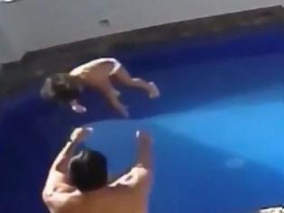 Φωτογραφία για Έπνιξε στην πισίνα την 3χρονη κόρη του - Δείτε καρέ καρέ το αρρωστημένο έγκλημα
